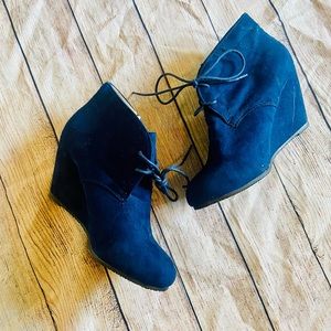 BNWOT 7.5 Bella Marie Navy Blue Faux Suede Lace Up Wedge Boots